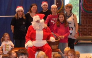 Père Noël et les entraîneurs de la Baby Gym